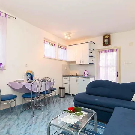 In 33251 Apartman *
